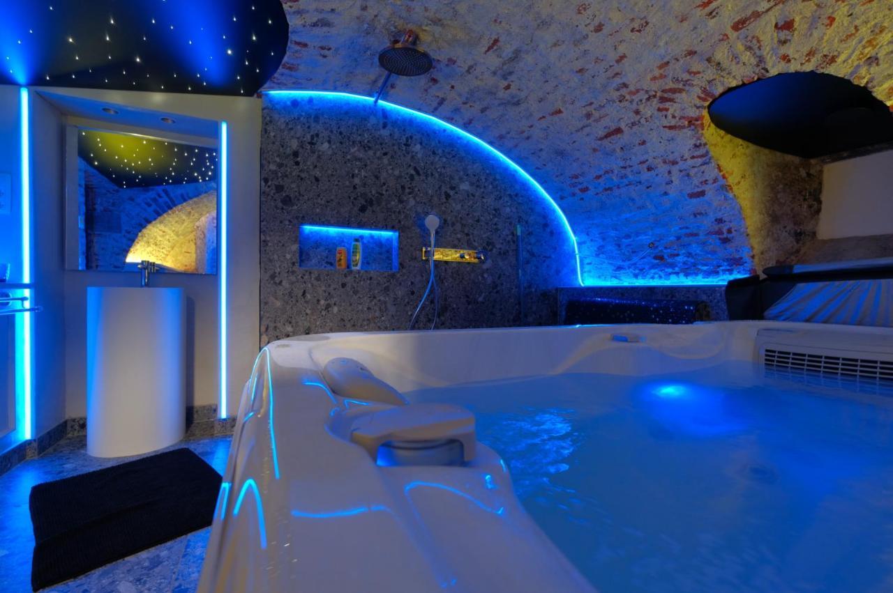 Secret Jacuzzi Mons - Parking Prive Gratuit Bed and Breakfast Εξωτερικό φωτογραφία