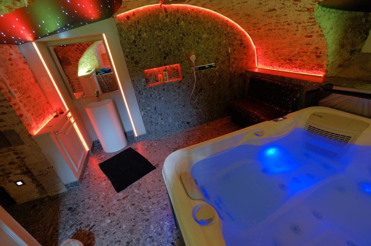 Secret Jacuzzi Mons - Parking Prive Gratuit Bed and Breakfast Εξωτερικό φωτογραφία